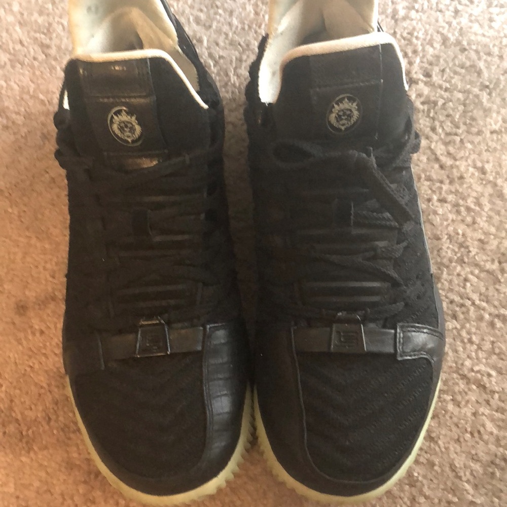 Labron James  glow in the dark basketball shoes